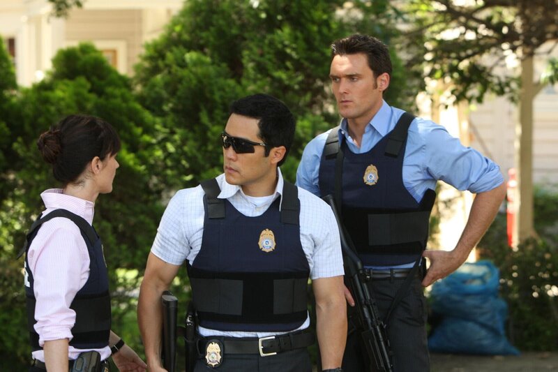 Versuchen, einen neuen Fall zu lösen: Teresa (Robin Tunney, l.), Kimball (Tim Kang, M.) und Wayne (Owain Yeoman, r.) … – Bild: Warner Bros. Television