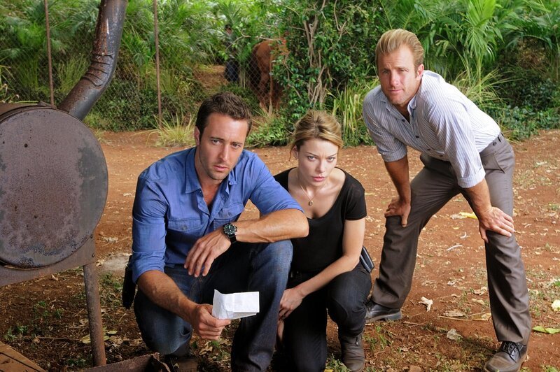 Ermitteln in einem neuen Fall: Steve (Alex O’Loughlin, l.), Danny (Scott Caan, r.) und ihre neue Kollegin Lori Weston (Lauren German, M.) … – Bild: TM & © CBS Studios Inc. All Rights Reserved. Lizenzbild frei