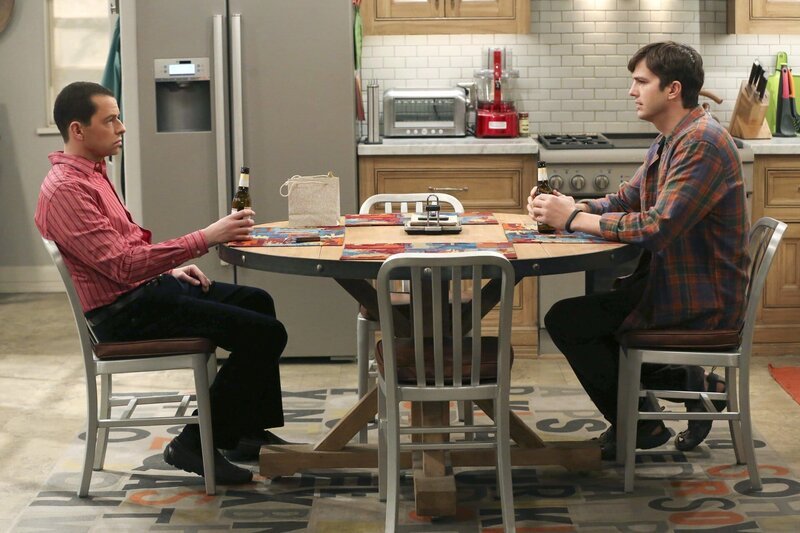 Nachdem sie ihre Scheidungspapiere unterzeichnet haben, darf sich Alan (Jon Cryer, l.) zum Ausgleich von Walden (Ashton Kutcher, r.) wünschen, was er will. Doch wie weit wird Alan gehen? – Bild: Warner Brothers Entertainment Inc. Lizenzbild frei