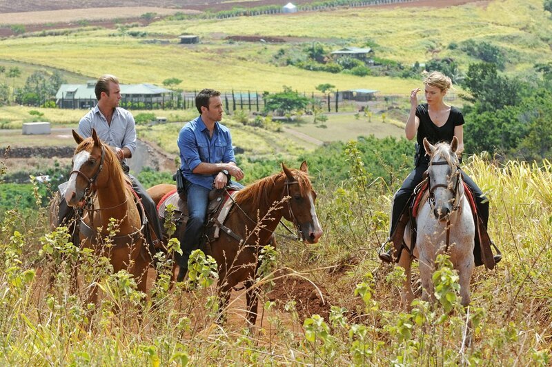 Als die 15-jährige Jen entführt wird, beginnt für Steve (Alex O’Loughlin, M.), Danny (Scott Caan, l.) und ihre neue Kollegin Lori Weston (Lauren German, r.) ein Wettlauf mit der Zeit … – Bild: TM & © CBS Studios Inc. All Rights Reserved. Lizenzbild frei