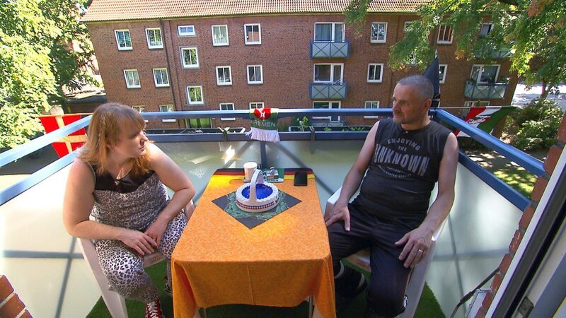 Bei Jessica (39) und Olaf (54) dreht sich alles um den anstehenden Besuch des Jugendamts. – Bild: RTLZWEI