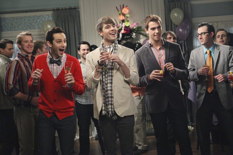 Ganz besondere Gäste auf Andrews Überraschungs-Verlobungs-Party: Brian (Jeffery Self, 2.v.l.) und Bryan (Ian Jensen, l.) … – Bild: 2012 American Broadcasting Companies, Inc. All rights reserved. /​ Danny Feld Lizenzbild frei