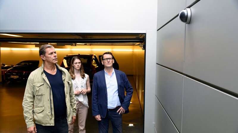 Finn (Sven Martinek, l.) und Lars (Ingo Naujoks, r.) bitten Lilly Höven (Pauline Rénevier, M.), ihnen die Videos aus der Überwachungskamera zu zeigen. – Bild: ARD/​Sandra Hoever
