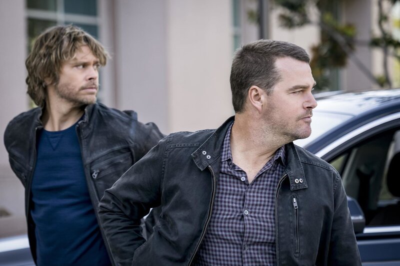 „Better Angels“ – Pictured: Eric Christian Olsen (LAPD Liaison Marty Deeks) and Chris O’Donnell (Special Agent G. Callen). The NCIS team works with the Global Criminal Tribunal when a Syrian seeking justice, David Sarraf (Eyas Younis), is brutally attacked while delivering evidence that would prove chemical weapons were used on civilians. Also, Kensi stays at the crime scene and comforts Sarraf who is pinned behind a vehicle. – Bild: PLURIMEDIA (CBS Broadcasting, Inc)