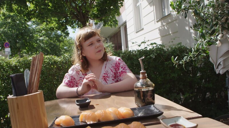 In dieser Folge ermittelt unser Trio gemeinsam mit Viktoria Ganß rund um ein beliebtes japanisches Gericht: Sushi. Doch woher stammen die Zutaten? Und gibt es ein einfaches Rezept zum Selbermachen? Außerdem wird in dieser Folge der fünfte Geschmackssinn entdeckt! – Elisabeth liebt Sushi. – Bild: rbb/​André Schmidtke