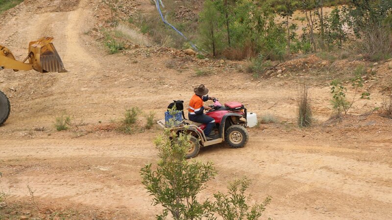 Der Mann fährt. – Bild: Warner Bros. Discovery