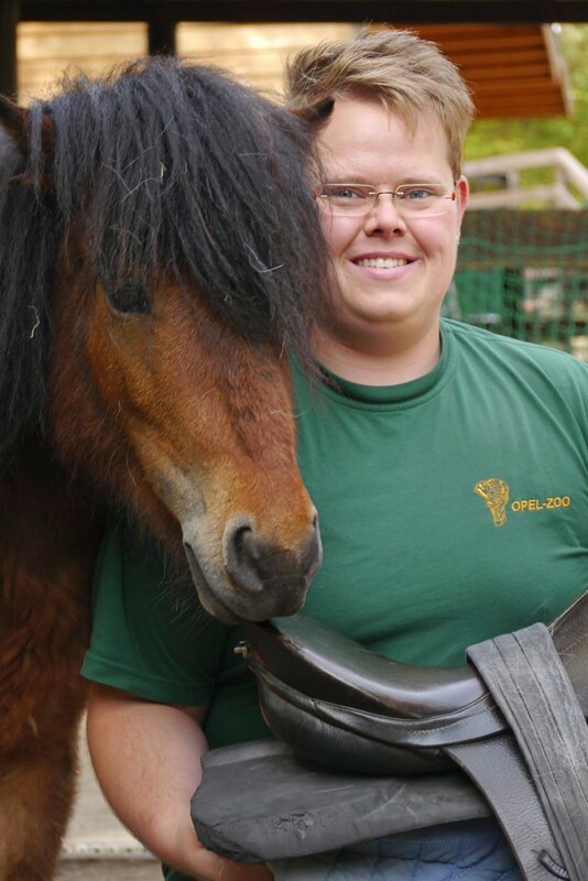 Tierpfleger Raphael Kremper, aus dem Kronberger Opel-Zoo. – Bild: HR/​Antje Mergel