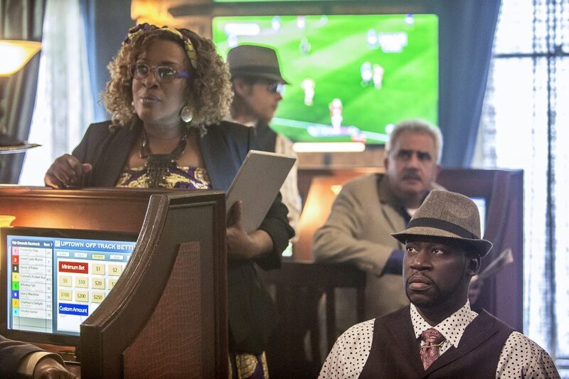 Prides gesamtes Team ist an einem riskanten Undercover-Einsatz beteiligt, der gewaltig schief läuft. Können Dr. Wade (CCH Pounder, l.) und Patton (Daryl Chill Mitchell, r.) Sebastian in letzter Sekunde aus den Fängen seines Geiselnehmers retten oder war das sein letzter Einsatz? – Bild: CBS Broadcasting, Inc.