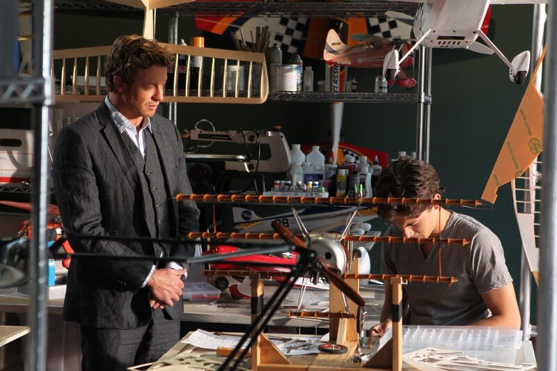 Ein neuer Fall beschäftigt Patrick Jane (Simon Baker, l.). Bei seinen Ermittlungen stößt er auf Jackson (Asher Book, r.), doch hat er damit wirklich etwas zu tun? – Bild: Warner Bros. Television