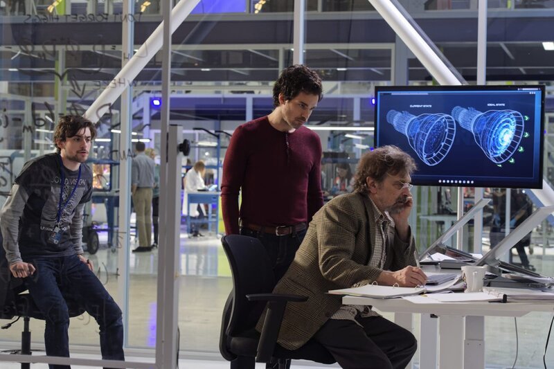 Liam (Charlie Rowe, l.) und Dr. Croft (Dennis Boutsikaris, r.) arbeiten seit Tagen ohne Unterlass an dem Projekt „Rettung der Menschheit“, doch Darius (Santiago Cabrera, M.) ist der Fortschritt zu gering … – Bild: Dieses Bild darf ausschließlich nach Maßgabe der Allgemeinen Geschäftsbedingungen für die Presselounges der Sender der ProSiebenSat.1 Media SE (AGB) genutzt werden.