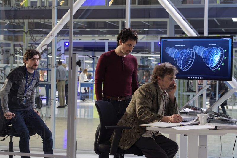 Liam (Charlie Rowe, l.) und Dr. Croft (Dennis Boutsikaris, r.) arbeiten seit Tagen ohne Unterlass an dem Projekt „Rettung der Menschheit“, doch Darius (Santiago Cabrera, M.) ist der Fortschritt zu gering … – Bild: Dieses Bild darf ausschließlich nach Maßgabe der Allgemeinen Geschäftsbedingungen für die Presselounges der Sender der ProSiebenSat.1 Media SE (AGB) genutzt werden.