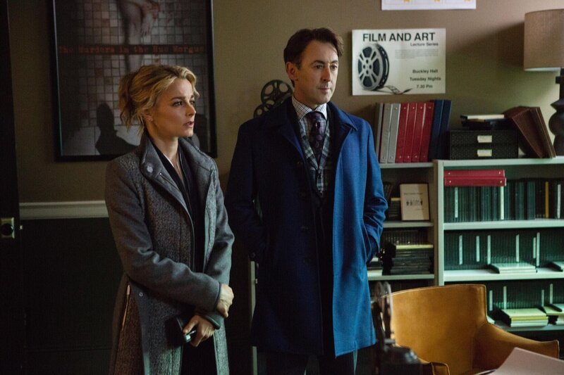 Det. Lizzie Needham (Bojana Novakovic, l.) und Dr. Dylan Reinhart (Alan Cumming, r.) müssen den Mord in einem Kino aufklären … – Bild: 2018 CBS BROADCASTING INC. ALL RIGHTS RESERVED. /​ Francisco Roman Lizenzbild frei