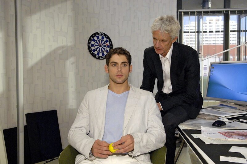 Jonas (Roy Peter Link, l.) und Robert (Mathieu Carrière, r.) beraten sich zu einem Auftrag … – Bild: SAT.1 /​ Claudius Pflug