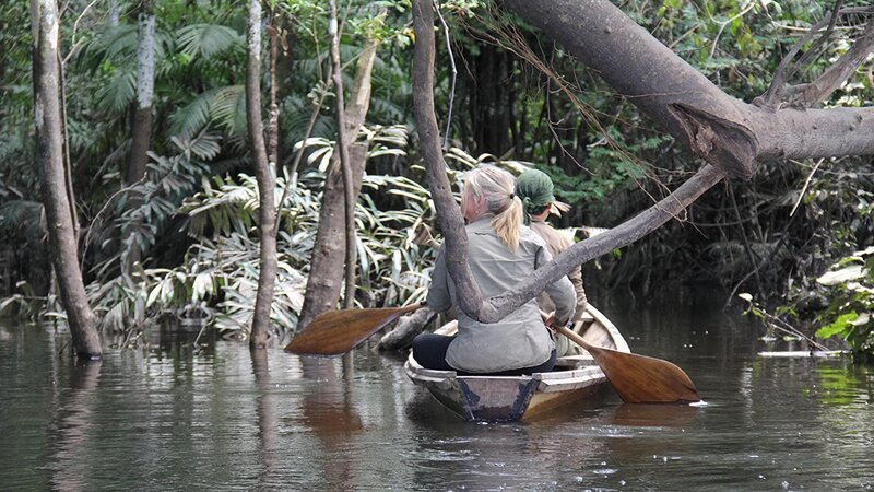 Myke and Ruth on Boat in Colombia paddling from behind. – Bild: Discovery Communications