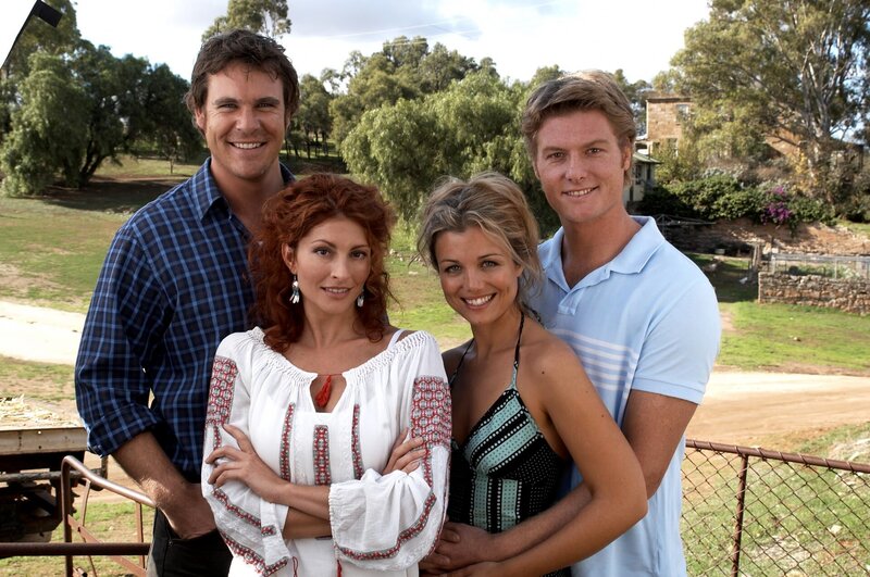 V. l.: Alex Ryan (Aaron Jeffrey), Stevie Hall (Simmone Jade Mackinnon), Tess Silverman McLeod (Bridie Carter) und Nick Ryan (Myles Pollard). – Bild: RTL Passion