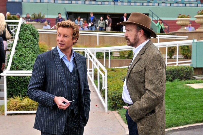 In einem Reitstall ermittelt Patrick (Simon Baker, l.) in einem neuen Mordfall. Doch wird ihm Stallbesitzer Cobb Holwell (Jim Beaver, r.) weiterhelfen können? – Bild: Warner Bros. Television