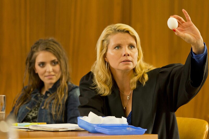 Während Danni (Annette Frier, r.) gegen das Bistum Köln klagt, da sie die Kindergärtnerin Alina (Ava Celik, l.) gefeuert haben, weil sie mit den Kindern Halloween feiern wollte, ist Kurt Mitbegründer von „Occupy Kölnberg“ … – Bild: SAT.1 /​ Frank Dicks