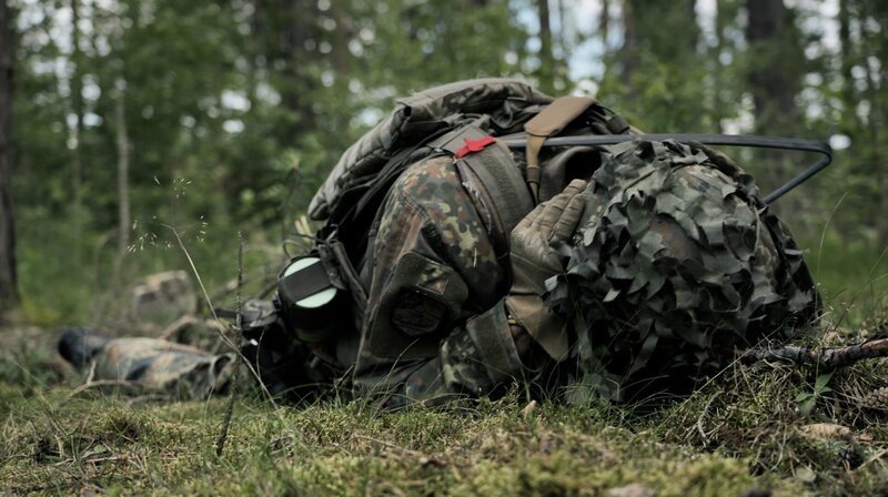 Reporter Frank Seibert begleitete ein intensives Training auf dem größten NATO-Truppenübungsplatz Europas. Für ARD Wissen beleuchtet er die stillen Folgen des Krieges: Traumata bei Einsatzkräften. – Bild: SWR Reporter Frank Seibert begleitete ein intensives Training auf dem größten NATO-Truppenübungsplatz Europas. Für ARD Wissen beleuchtet er die stillen Folgen des Krieges: Traumata bei Einsatzkräften. – Bild: SWR
