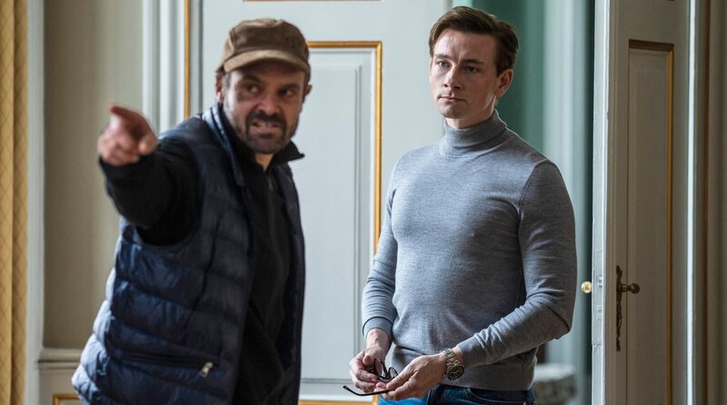 Peter (David Dencik, li.) lässt seinen Frust bei Nikolaj (Esben Smed, re.) ab. – Bild: Zentropa Entertainments/​StudioCanal/​CANAL+/​TV 2/​ARD Degeto Film/​Per Arnesen