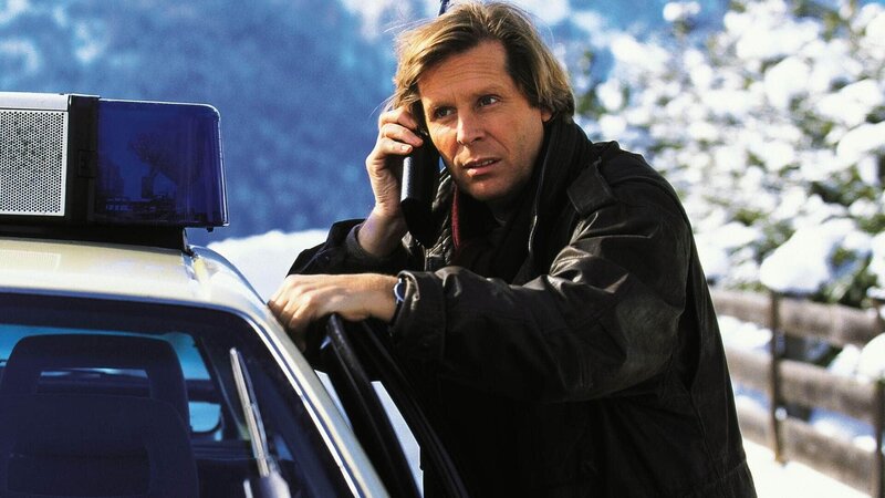 Dr. Stefan Frank (Sigmar Solbach) sucht den Patienten Henning Beer, der aus der Klinik verschwunden ist, nachdem er von Dr. Roehrs erfahren hat, dass sein Bein amputiert werden soll. – Bild: MG RTL D