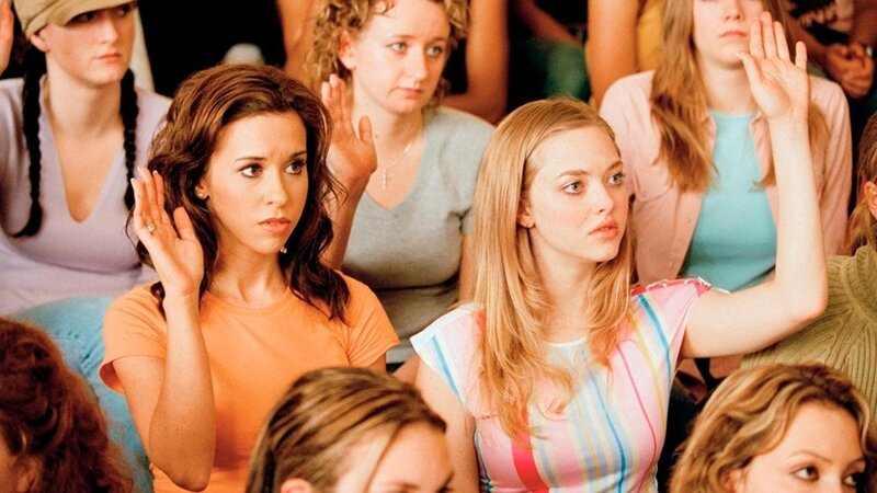Gretchen (Lacey Chabert, l.) und Karen (Amanda Seyfried, r.) – Bild: teleclub Gretchen (Lacey Chabert, l.) und Karen (Amanda Seyfried, r.) – Bild: teleclub