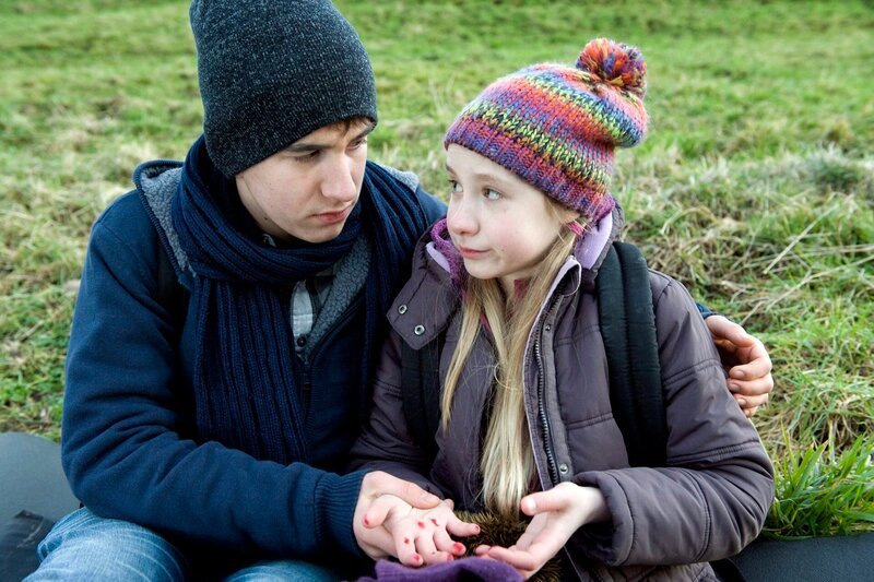 Paulina (Tabea Hug) zeigt ihrem Bruder Pawel (Moritz Knapp) die am Igel verletzen Hände. – Bild: SWR/​Maria Wiesler