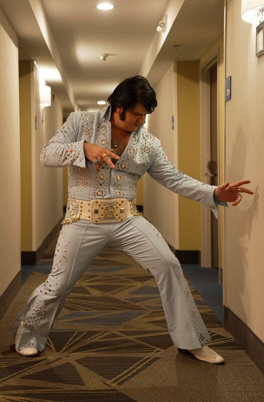 Für Randy Travis ist es Elvis Bühnenpräsenz und sein Spiel mit Tabus, die ihn so verführerisch gemacht haben. Als Tribute Artist wollen Elvis eigenwilligen Bewegungen wohlgeübt sein. – Bild: phoenix/​Martin Kaeswurm