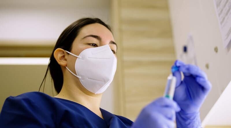 Sabine kommt aus Chile und hat Pflege studiert. Trotzdem kann sie in Deutschland nur als Pflegehelferin arbeiten und nicht als Pflegefachkraft. – Bild: WDR/​Sonja Kolonko