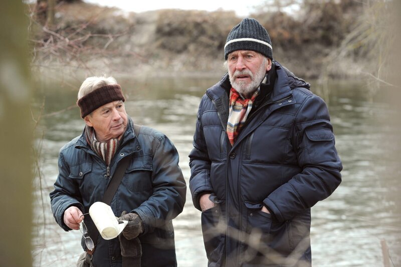 Martin ist entgeistert, als Gerstl statt Pauli die abenteuerliche Flaschenpost findet! Von links: Michael Gerstl (Gerd Lohmeyer) und Martin Kirchleitner (Hermann Giefer). – Bild: BR/​Marco Orlando Pichler