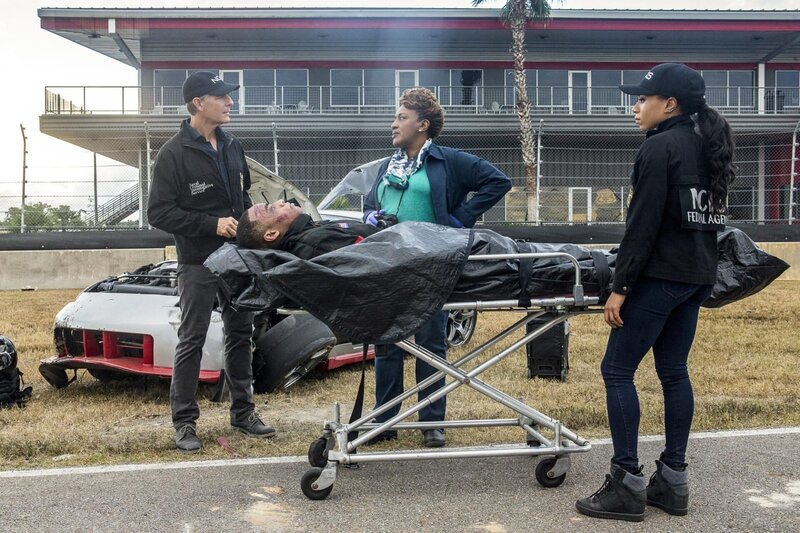 Crash mit fatalen Folgen: Pride (Scott Bakula, l.), Dr. Wade (CCH Pounder, M.) und Percy (Shalita Grant, r.) nehmen die Ermittlungen auf, als ein Marine Unteroffizier einen verhängnisvollen Unfall auf der Rennbahn hat … – Bild: 2016 CBS Broadcasting, Inc. All Rights Reserved /​ Skip Bolen Lizenzbild frei