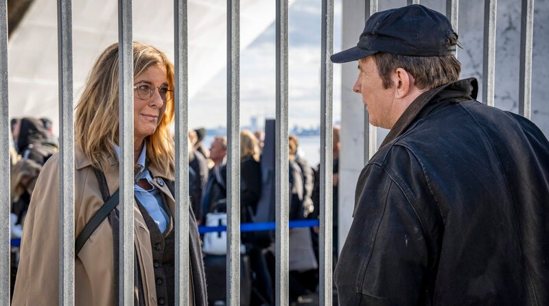 Abschied: Fanny (Paprika Stehen, li.) trifft an der Fähre auf ihren Bruder Holger (Thomas Bo Larsen, re.). – Bild: Zentropa Entertainments/​StudioCanal/​CANAL+/​TV 2/​ARD Degeto Film/​Per Arnesen