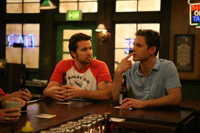 Mac (Rob McElhenney, l.); Dennis Reynolds (Glenn Howerton, r.) – Bild: Fox