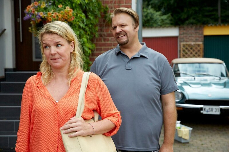 Oldtimer-Besitzer Kurt (Oliver Fleischer) fragt Nachbarin Eva (Mirja Boes), ob ihre Schwester Toni wieder einzieht. – Bild: RTL
