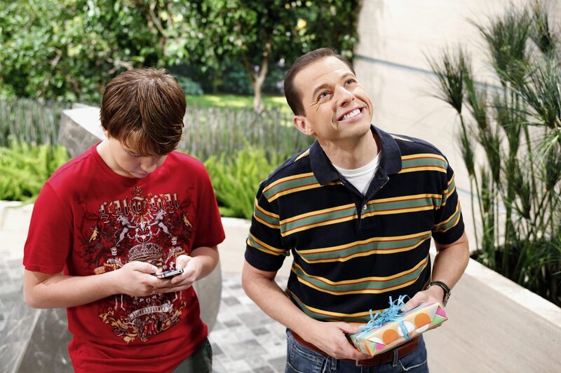 Nachdem Charlie Jake (Angus T. Jones, r.) sein Date vermasselt hat, ist dieser wütend und verspricht, sich zu rächen. Da kommt der Geburtstag seiner Großmutter Evelyn gerade recht. Jake überredet seinen Vater Alan (Jon Cryer, l.), Evelyn zum Abendessen einzuladen … – Bild: Warner Bros. Television Lizenzbild frei