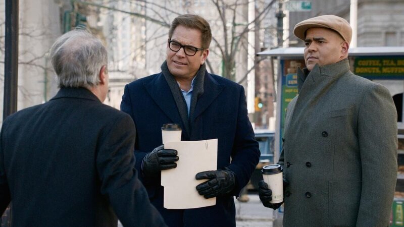Jason Bull (Michael Weatherly, 2.v.l.); Chunk Palmer (Christopher Jackson, r.) – Bild: 2022 CBS Broadcasting Inc. All Rights Reserved. Lizenzbild frei