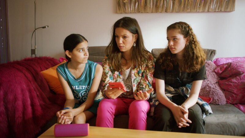 Langsam realisieren Jasina (Sophia Grande), Kim (Nadine Quittner) und Leo (Charlotte Farhadi), dass sie einer Betrügerin aufgesessen sind. – Bild: NDR/​Boris Laewen