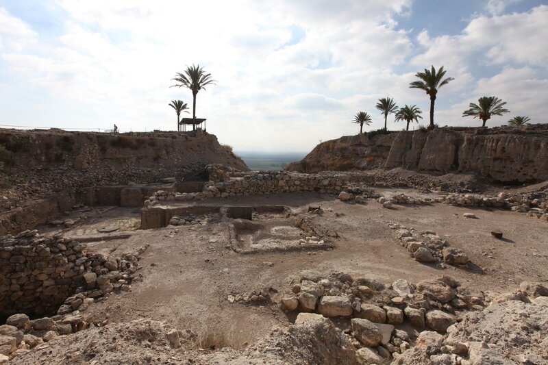 Caesarea, Israel – Römische Ruinen von Caesarea – Wilson will herausfinden, warum römische Soldaten von der Verehrung des Gottes Mithras zur Christusbewegung übergingen. – Bild: NGC /​ WAGtv