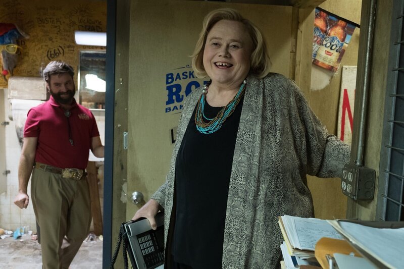 Dale Baskets (Zach Galifianakis, l.); Christine Baskets (Louie Anderson, r.) – Bild: FX Productions, LLC.