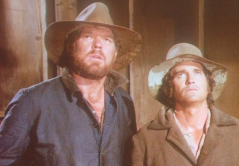 Charles (Michael Landon, r.) und Jonathan (Merlin Olsen, l.) müssen in einer feuchten Pferdehütte übernachten. – Bild: Worldvision