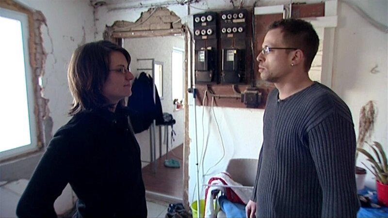 Vater Thilo, Mutter Rosalie und Sohn Jason sind stolze Besitzer eines Dreiseitenhofs. Doch mittlerweile ist die kleine Familie schon über zwei Jahre mit der Renovierung beschäftigt. – Bild: RTL Zwei