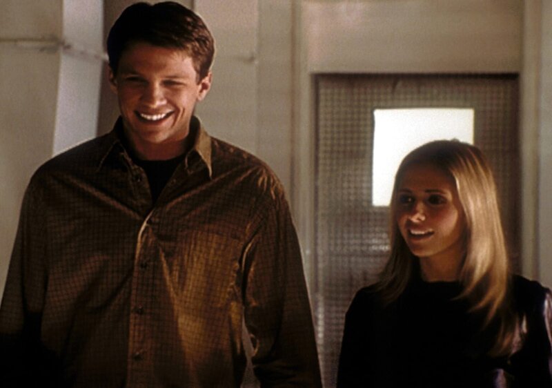 Riley (Marc Blucas, l.) ist stolz – er darf Buffy (Sarah Michelle Gellar) nun endlich die Räume der Initiative zeigen. – Bild: TM + © 2000 Twentieth Century Fox Film Corporation. All Rights Reserved. Lizenzbild frei