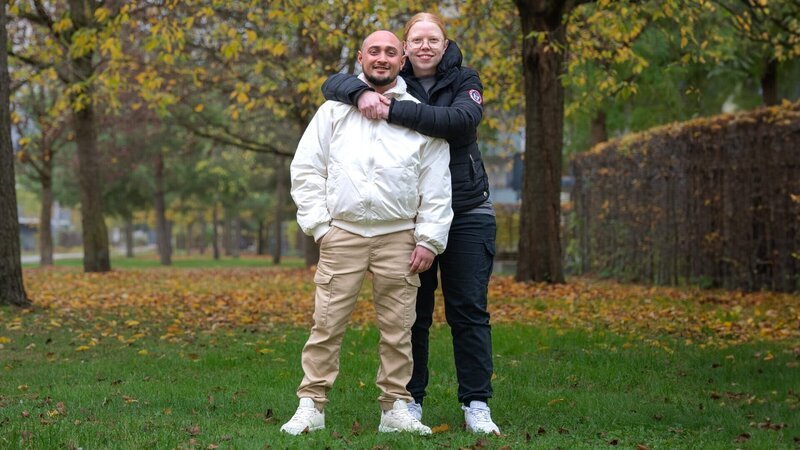 Selly ist groß und Christin, Sero ist klein und Moslem. Mit Humor und Lockerheit trotzen sie den Hatern und produzieren lustige und erfolgreiche Videos bei TikTok. – Bild: ZDF
