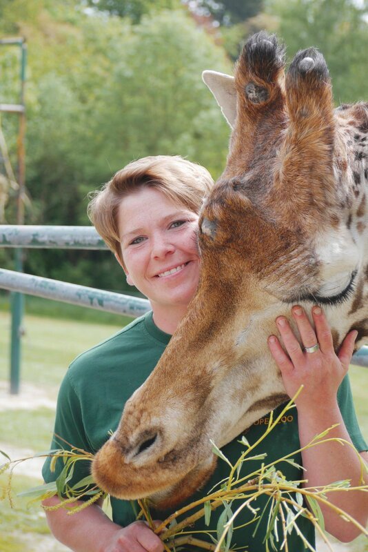 Tierpflegerin Desiree Studt, aus dem Kronberger Opel-Zoo. – Bild: HR/​Antje Mergel