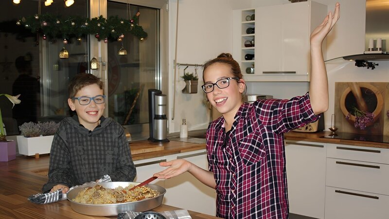 Maya kocht libanesisches Maloubi – Bild: SWR/​Nordisch filmproduction