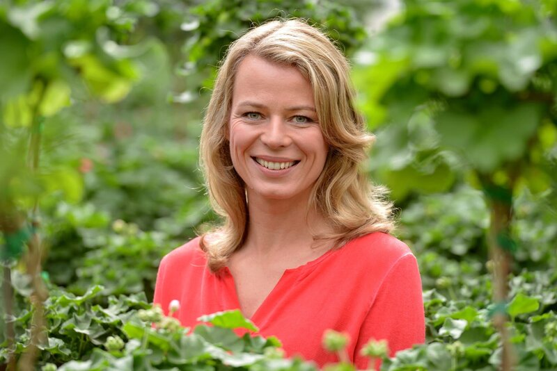 Ulrike Finck ist Moderatorin. – Bild: HR/​rbb/​Oliver Ziebe