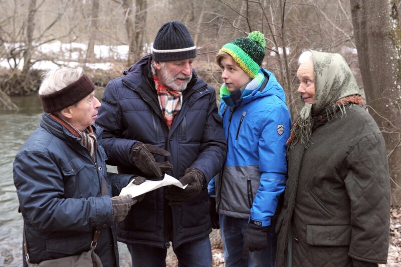 Martin und Gerstl nehmen die gefälschte Flaschenpost mit Humor – Spaß hatten sie trotzdem! Von links: Michael Gerstl (Gerd Lohmeyer), Martin Kirchleitner (Hermann Giefer), Pauli (Dennis Hofmuth) und Theresa Brunner (Ursula Erber). – Bild: BR/​Marco Orlando Pichler