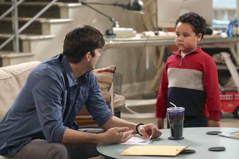 Nachdem Walden (Ashton Kutcher, l.) den kleinen Louis (Edan Alexander, r.) adoptiert hat, lässt er sich von Alan scheiden, obwohl dieser damit nicht wirklich einverstanden ist … – Bild: Warner Brothers Entertainment Inc. Lizenzbild frei