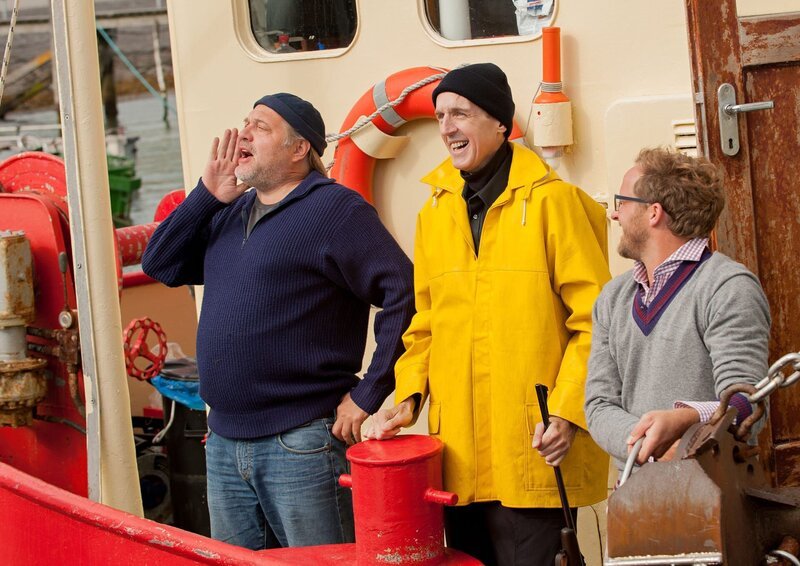 ARD REIFF FÜR DIE INSEL – KATHARINA UND DIE DÄNEN, Deutschland 2014, Regie Oliver Schmitz. Die Helden kehren zurück an Land: Thies (Jan-Gregor Kremp, li.), Fiete (Andreas Schmidt, Mitte) und Jonas (Maximilian Brückner). – Bild: Degeto/​Gordon Muehle