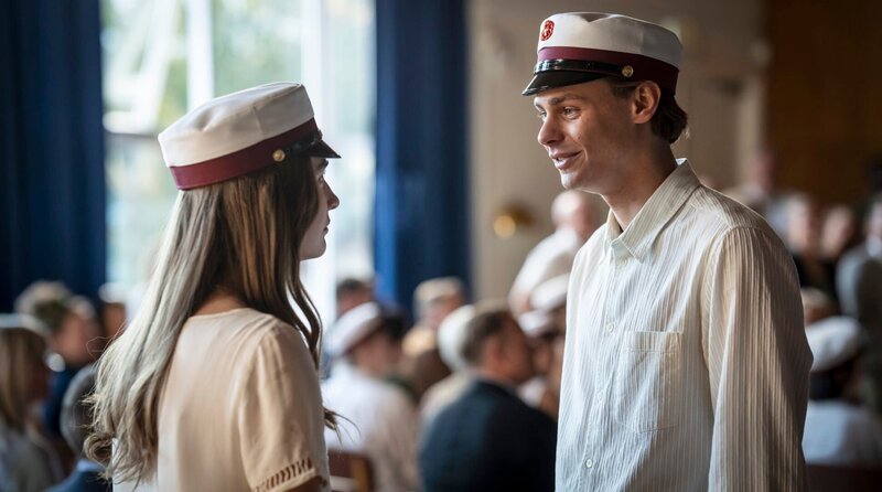 Mit dänischer Studentenmütze: Laura (Amaryllis August, li.) feiert ihren Schulabschluss. – Bild: Zentropa Entertainments/​StudioCanal/​CANAL+/​TV 2/​ARD Degeto Film/​Per Arnesen