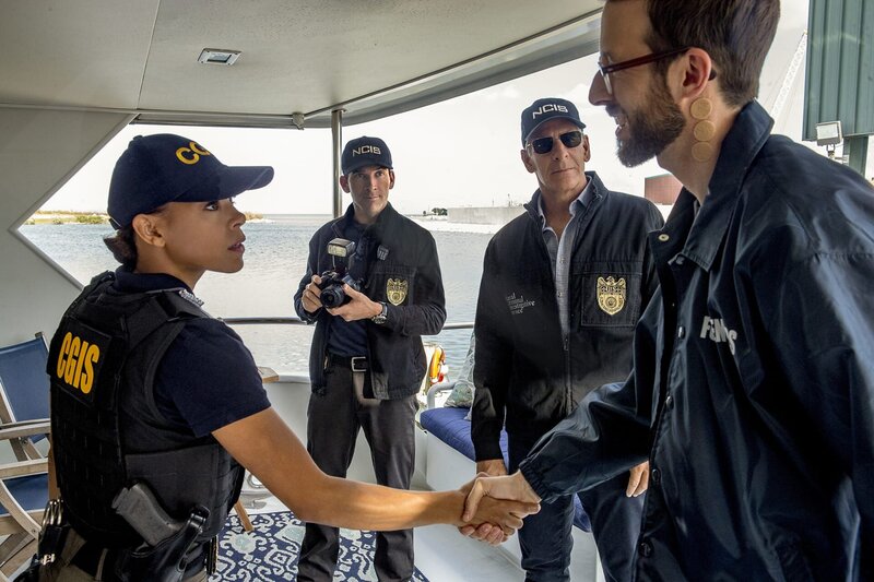 Swanson (Toni Trucks, l.), LaSalle (Lucas Black, 2.v.l.), Pride (Scott Bakula, 2.v.r.) und Lund (Rob Kerkovich, r.) machen einen grausamen Fund … – Bild: 2016 CBS Broadcasting, Inc. All Rights Reserved /​ Skip Bolen Lizenzbild frei